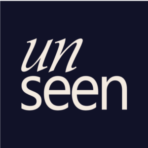 Logo von unseen mit Navi Hintergrund und weiß/beiger Schrift